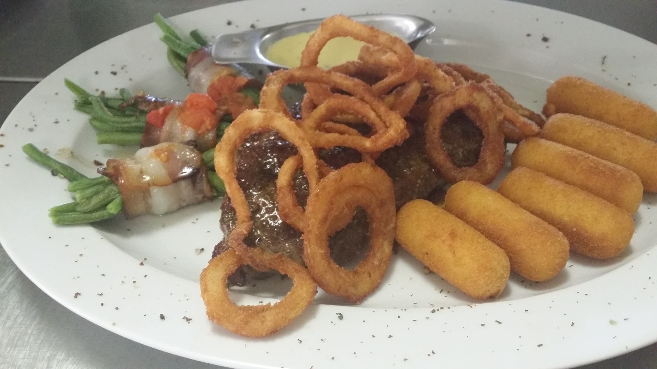 Braten mit Kroketten und Speckbohnen